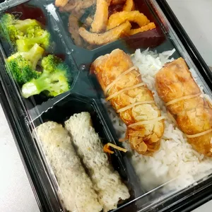 Chef's Choice Vegetarian Bento (with dessert + drinks)