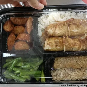 Chef's Choice Vegetarian Bento (with dessert + drinks)