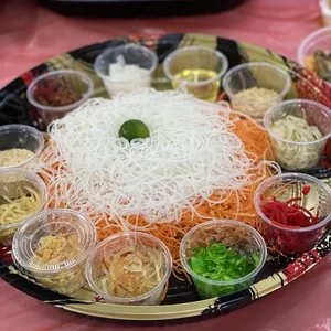Luxurious Crispy Salted Egg Fish Skin Yu Sheng 鸿运咸蛋脆鱼皮鱼生