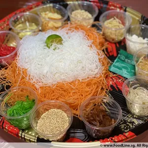 Luxurious Crispy Salted Egg Fish Skin Yu Sheng 鸿运咸蛋脆鱼皮鱼生