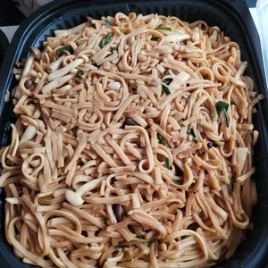 Braised Ee-Mee with Chives & Shimeji Mushroom 干烧伊面