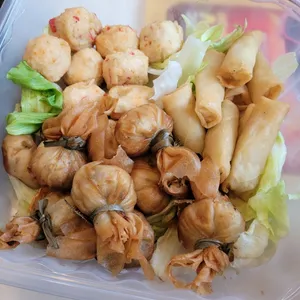 Prosperity Platter 发财拼盘: Fortune Bag, Spring Roll, Lobster Ball
