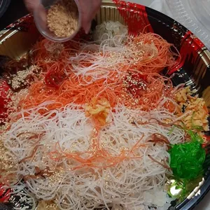 (CNY) Luxurious Crispy Salted Egg Fish Skin Yu Sheng 鸿运咸蛋脆鱼皮鱼生