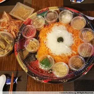 (P)(CNY) Luxurious Crispy Salted Egg Fish Skin Yu Sheng 鸿运咸蛋脆鱼皮鱼生