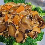 香菇西兰花 	        Sauteed Broccoli w/ Mushroom