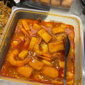 Tofu Prawn in Chili Crab Sauce
(Served with Golden Man Tous)