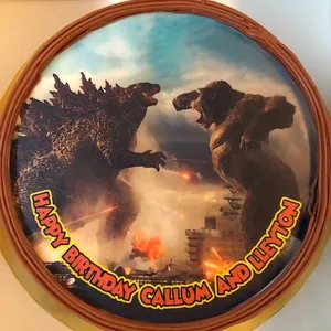 Godzilla Vs Kong (Size: 7 inch) (Flavours: Vanilla) (Big candles: None) (Small candles: 9) (Message on Complimentary Gift Card: No) (Message on Cake (Short & Sweet): Yes (do write the message in the ordering form, under comments box))