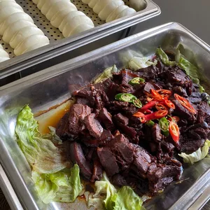 Yeh’s homemade bun with stewed meat 夜招牌扣肉包