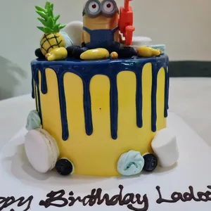 Minion Inspired Cake (Size: 6" (8 TO 10 PAX)) (Flavour: Valrhona Chocolate + Crunchy Ball)