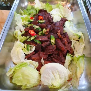 Yeh’s homemade bun with stewed meat 夜招牌扣肉包