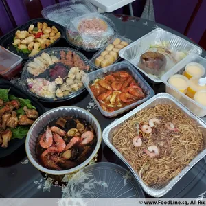 Prosperity Fortune Platter (Octopus, Spring Roll, Salad Prawn, Golden Chicken,  Golden Money Bag) 拼盘（章鱼，春卷，黄金钱袋，沙律虾，黄金鸡）