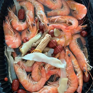 椰香药膳虾Coconut Infused Herbal Prawns with Goji Berries