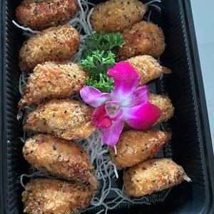 香脆芝麻虾拼蒜香奶油酱Breaded Sesame Shrimp with Garlic Aioli