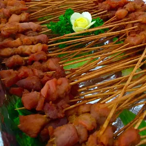 100x 鸡肉沙嗲 Satay (Chicken, Serve With Fresh Cucumber, Onion & Peanut Gravy) - $0.50 per stick
