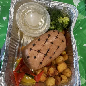 Honey Glazed Chicken Ham with 
Cinnamon and Pineapple Compote (1kg)