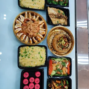 Auspicious Fatt Choy Yu Sheng 吉祥发财熏三文鱼捞生