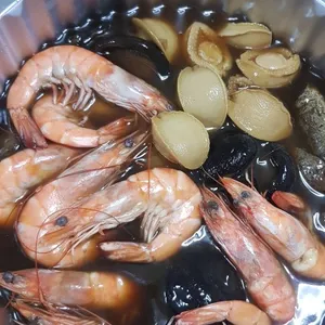 Supreme Treasure Pot (Braised Abalone, Sea Cucumber, Prawn & Mushroom) 拼盘（鲍    鱼，海参，虾，香菇）