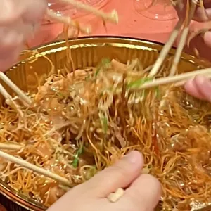 Auspicious Fatt Choy Yu Sheng (10pax) 吉祥发财熏三文鱼捞生