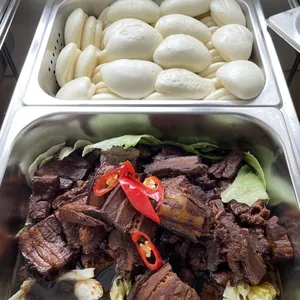 Yeh’s homemade bun with stewed meat 夜招牌扣肉包