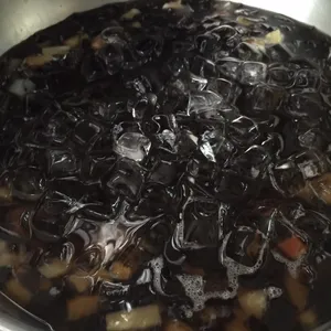 Grass Jelly with Fruit Cocktail 仙草杂水果凍