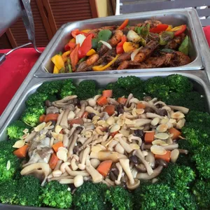 Green Vegetable with Mixed Mushroom 什菇扒时蔬