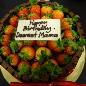 1x Kit Kat Berries @$54.9 (Size : 8 Inch (7-10 pax)) (Big Candles : 7) (Small Candles : 8)