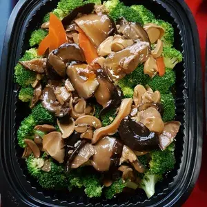 香菇西兰花 Sauteed Broccoli w/ Mushroom