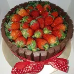 1x Kit Kat Berries @$54.9 (Size : 8 Inch (7-10 pax)) (Big Candles : 3) (Small Candles : 3)
