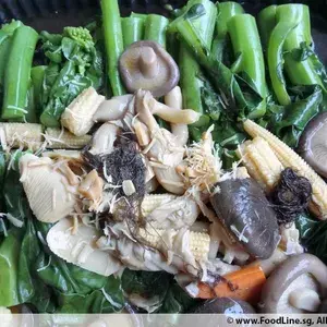鲍汁花菇，干贝扒时蔬 Stir Fried Seasonal Green with Flower Mushroom, Conpoy & Fatt Choy in Abalone Sauce