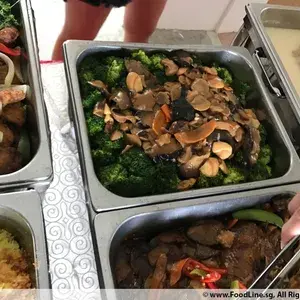 5a. 翡翠遍地 鲍贝香菇西兰花 Sauteed Broccoli w/Sea Clam & Mushroom