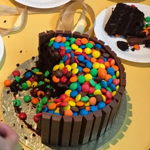 1x KitKat M&Ms Chocolate Cake @$50 (Size: 7 Inches)