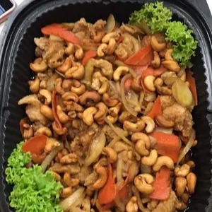 Chicken w/ Cashew Nuts •腰果鸡肉