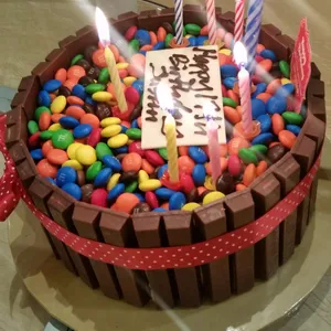 1x Kit Kat Boom @$60.8 (Size : 8 Inch (7-10 pax)) (Big Candles : 1) (Small Candles : 7)