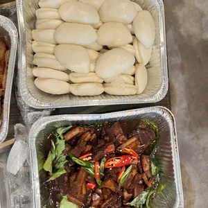 Yeh’s homemade bun with stewed meat 夜招牌扣肉包
