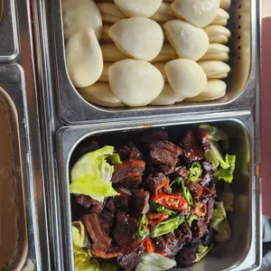 Yeh’s homemade bun with stewed meat 夜招牌扣肉包