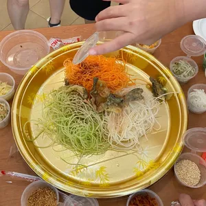 Luxurious Crispy Salted Egg Fish Skin Platter Yu Sheng 鸿运脆鱼皮吉祥鱼生