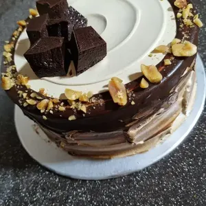 Chocolate Peanut Butter Caramel Crunch Cake (Size: 500g)
