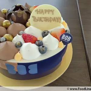 Duo Flavour Cake: 55% Belgian Choco & Strawberry Crumble (Size: Medium 8 Inch) (Message: No)