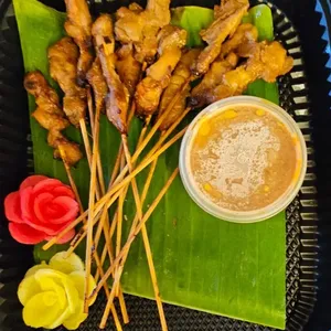Grilled Chicken Satay with Condiments   (鸡肉沙爹)