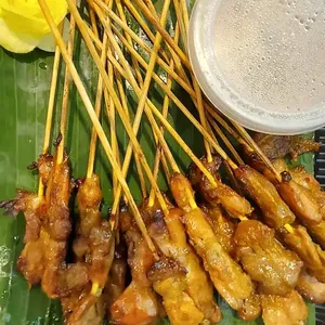 Grilled Chicken Satay with Condiments   (鸡肉沙爹)