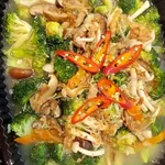 Broccoli with Trio Mushroom in superior stock (三菇西兰花)