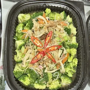 Broccoli with Trio Mushroom in superior stock   (三菇西兰花)