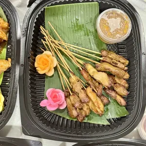 Grilled Chicken Satay with Condiments   (鸡肉沙爹)
