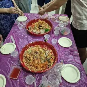鸿运麻辣脆鱼皮吉祥鱼生配特制黑加仑酱 Luxurious Crispy Mala Fish Skin Yu Sheng with Special Strawberry Blackcurrant Sauce