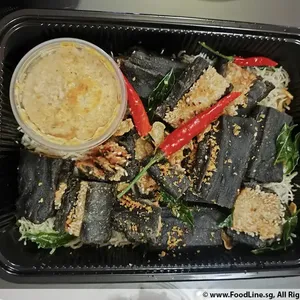 玉米脆片炭烤墨鱼油条配特制咸蛋黄酱 Deep Fried Charcoal Squid You Tiao with Cornflake Crumble & Salted Egg Yolk Dip