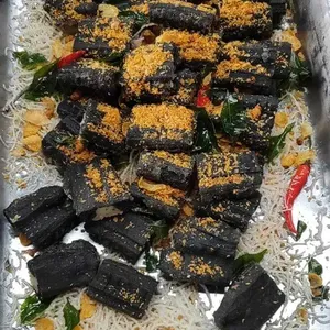 玉米脆片炭烤墨鱼油条配特制咸蛋黄酱 Deep Fried Charcoal Squid You Tiao with Cornflake Crumble & Salted Egg Yolk Dip