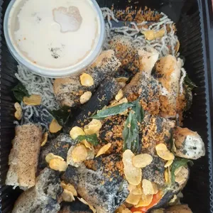 玉米脆片炭烤墨鱼油条配特制咸蛋黄酱 Deep Fried Charcoal Squid You Tiao with Cornflake Crumble & Salted Egg Yolk Dip