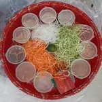 鸿运麻辣脆鱼皮吉祥鱼生配特制黑加仑酱 Luxurious Crispy Mala Fish Skin Yu Sheng with Special Strawberry Blackcurrant Sauce