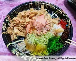 Fa Cai Yu Sheng with Smoked Salmon 发财捞起三文鱼鱼生 | Customer Photo | Xin Yi Pin Catering Pte Ltd