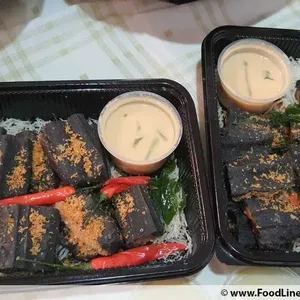 玉米脆片炭烤墨鱼油条配特制咸蛋黄酱 Deep Fried Charcoal Squid You Tiao with Cornflake Crumble & Salted Egg Yolk Dip